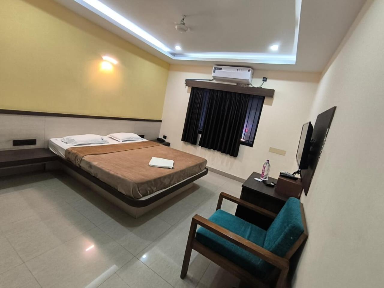 Hotel Pbs Grand Hospet Extérieur photo